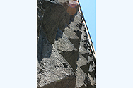 スパッカ・ナポリはヌオーボ教会の石積