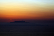 カプリ島からイスキア島に沈む夕日